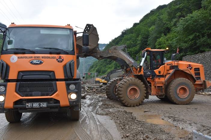 Heyelan nedeniyle kapanan Trabzon Gümüşhane yolunda son durum 6